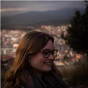 Estudiante francesa da clases de francés
